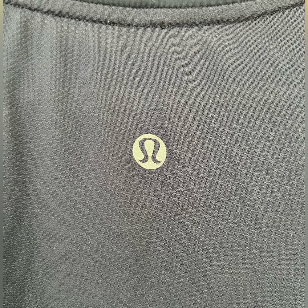 Men’s Lululemon short sleeve athletic shirt. Light blues front, navy back. - Picture 3 of 4